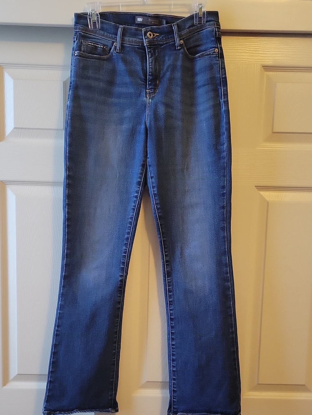 Levi's Women's Size 8 Straight Leg Jeans in Medium Blue Wash